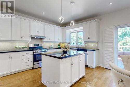 227 Rothbury Road, Richmond Hill, ON - Indoor Photo Showing Kitchen With Upgraded Kitchen