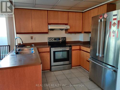 26 Addington Square, Markham, ON - Indoor Photo Showing Kitchen With Double Sink