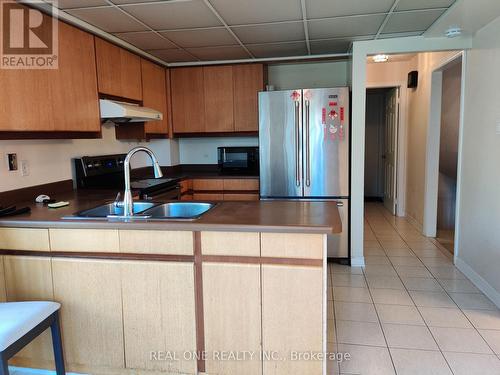 26 Addington Square, Markham, ON - Indoor Photo Showing Kitchen With Double Sink