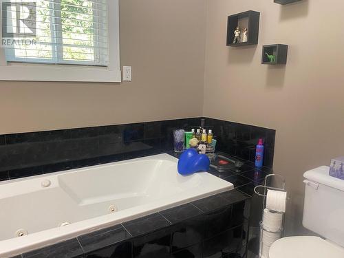 2849 Laburnum  Drive, Trail, BC - Indoor Photo Showing Bathroom