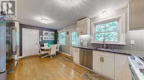 109 Highland Lane, Richmond Hill, ON - Indoor Photo Showing Kitchen With Stainless Steel Kitchen With Upgraded Kitchen