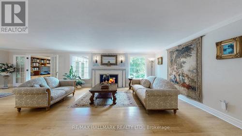 109 Highland Lane, Richmond Hill, ON - Indoor Photo Showing Living Room With Fireplace