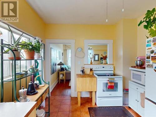 5394 Larch Ave, Powell River, BC - Indoor Photo Showing Kitchen