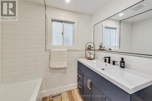 206 Burns Circle, Barrie, ON - Indoor Photo Showing Bathroom