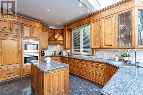 2221 Greenhurst Avenue, Mississauga, ON - Indoor Photo Showing Kitchen