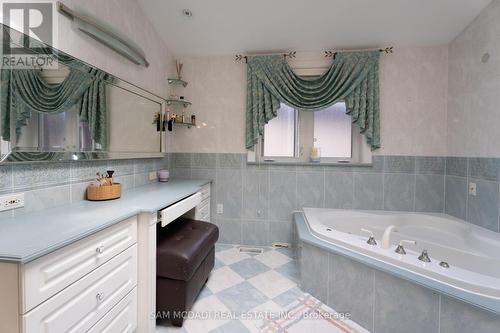 2221 Greenhurst Avenue, Mississauga, ON - Indoor Photo Showing Bathroom