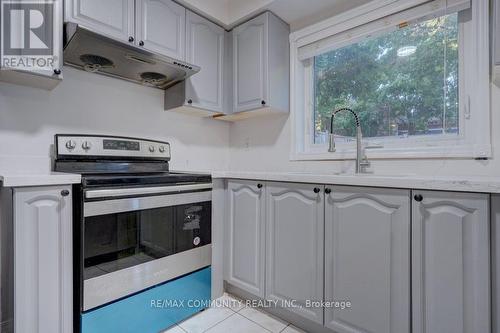 6990 Tassel Crescent, Mississauga, ON - Indoor Photo Showing Kitchen