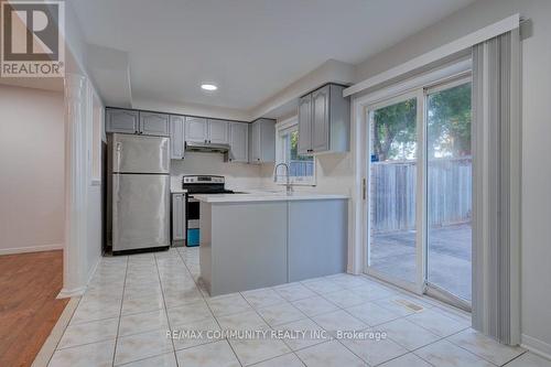 6990 Tassel Crescent, Mississauga, ON - Indoor Photo Showing Kitchen