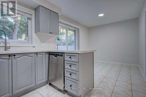 6990 Tassel Crescent, Mississauga, ON - Indoor Photo Showing Kitchen