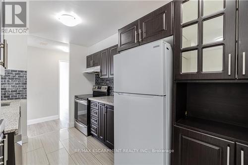 512 - 4185 Shipp Drive, Mississauga, ON - Indoor Photo Showing Kitchen