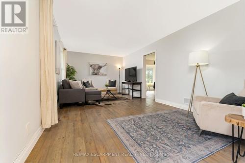 8189 Wellington Rd 124, Guelph/Eramosa, ON - Indoor Photo Showing Living Room