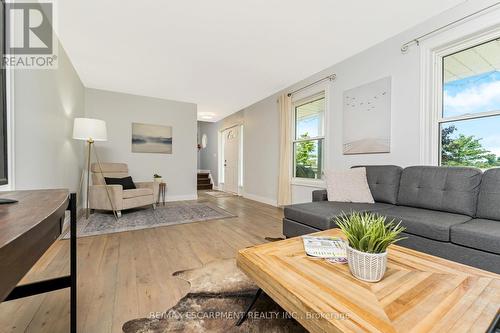 8189 Wellington Rd 124, Guelph/Eramosa, ON - Indoor Photo Showing Living Room