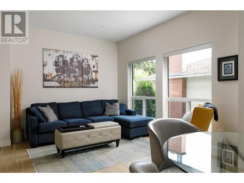 779 Rose Avenue, Kelowna, BC - Indoor Photo Showing Living Room