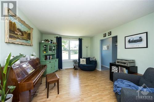 432 Pattie Drive, Carleton Place, ON - Indoor Photo Showing Living Room