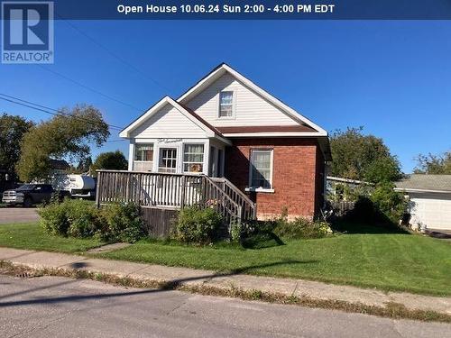 517 Charles St, Sault Ste Marie, ON - Indoor Photo Showing Living Room