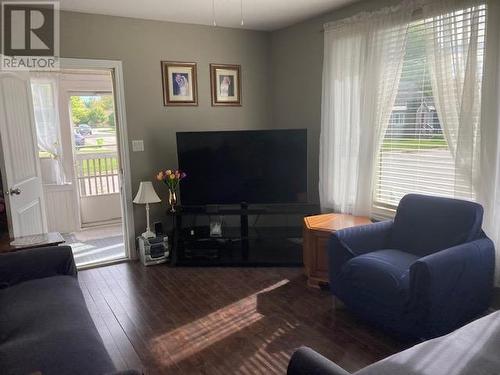 517 Charles St, Sault Ste Marie, ON - Indoor Photo Showing Living Room