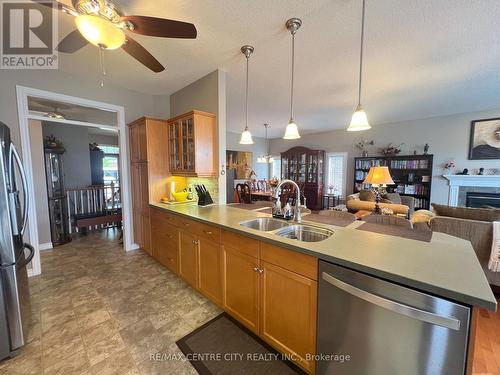 Unit 15 - 101 Southgate Parkway, St. Thomas, ON - Indoor Photo Showing Kitchen With Double Sink