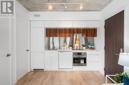 409 - 185 Roehampton Avenue, Toronto, ON - Indoor Photo Showing Kitchen