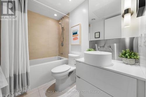 409 - 185 Roehampton Avenue, Toronto, ON - Indoor Photo Showing Bathroom