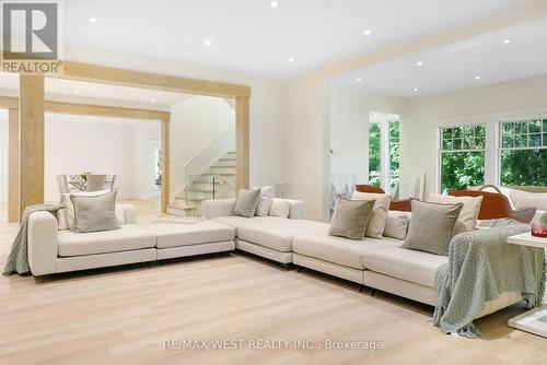 139 Mulcaster Street, Barrie, ON - Indoor Photo Showing Living Room