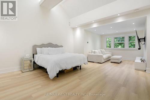 139 Mulcaster Street, Barrie, ON - Indoor Photo Showing Bedroom