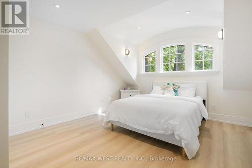 139 Mulcaster Street, Barrie, ON - Indoor Photo Showing Bedroom