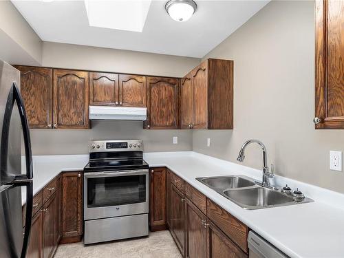 4G-690 Colwyn St, Campbell River, BC - Indoor Photo Showing Kitchen With Double Sink