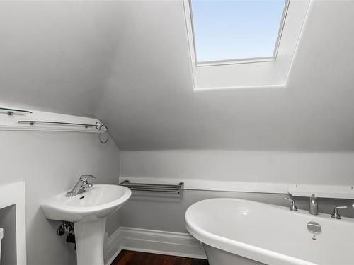 1362 Dallas Rd, Victoria, BC - Indoor Photo Showing Bathroom