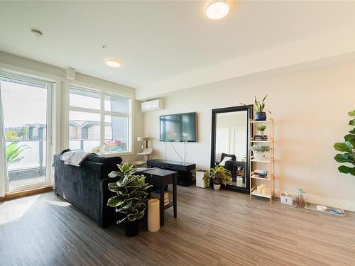 202-525 Third St, Nanaimo, BC - Indoor Photo Showing Living Room