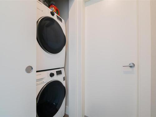 202-525 Third St, Nanaimo, BC - Indoor Photo Showing Laundry Room