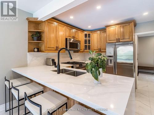 195 Romain Crescent, Oakville, ON - Indoor Photo Showing Kitchen With Stainless Steel Kitchen With Double Sink With Upgraded Kitchen