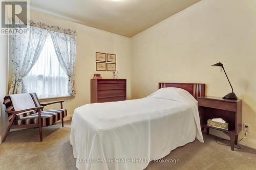 8365 Twenty Road, Hamilton, ON - Indoor Photo Showing Bedroom