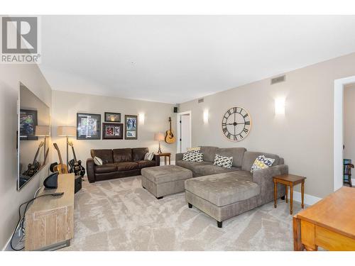 4000 Trails Place Unit# 141, Peachland, BC - Indoor Photo Showing Living Room