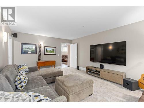 4000 Trails Place Unit# 141, Peachland, BC - Indoor Photo Showing Living Room