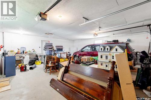 110 Elgin Street, Viscount, SK - Indoor Photo Showing Garage