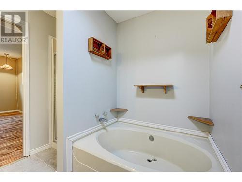 17017 Snow Avenue Unit# 1, Summerland, BC - Indoor Photo Showing Bathroom