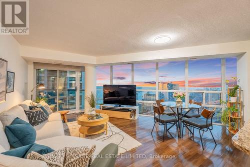 3611 - 30 Grand Trunk Crescent, Toronto, ON - Indoor Photo Showing Living Room