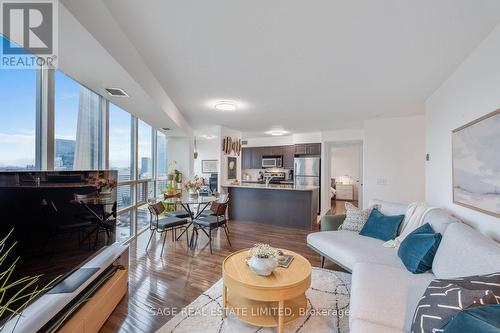 3611 - 30 Grand Trunk Crescent, Toronto, ON - Indoor Photo Showing Living Room