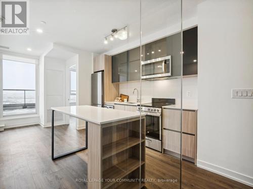 709 - 3100 Keele Street, Toronto, ON - Indoor Photo Showing Kitchen With Upgraded Kitchen