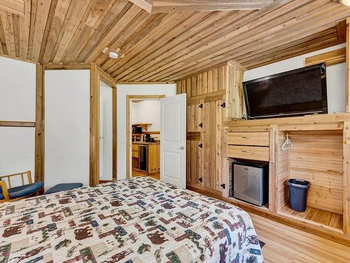 5305 Clearwater Valley Rd, Clearwater, BC - Indoor Photo Showing Bedroom