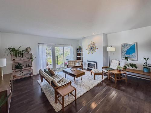 7-1555 Summit Drive, Kamloops, BC - Indoor Photo Showing Living Room With Fireplace