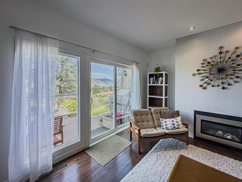 7-1555 Summit Drive, Kamloops, BC - Indoor Photo Showing Living Room With Fireplace