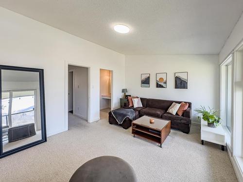 7-1555 Summit Drive, Kamloops, BC - Indoor Photo Showing Living Room