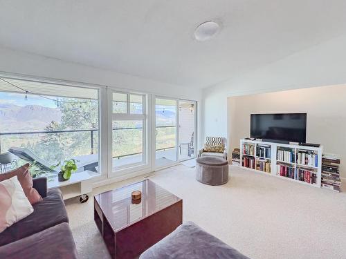 7-1555 Summit Drive, Kamloops, BC - Indoor Photo Showing Living Room