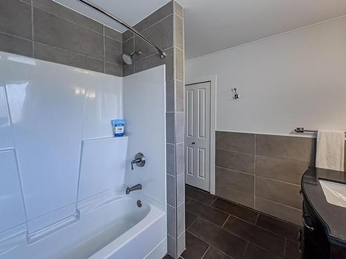 7-1555 Summit Drive, Kamloops, BC - Indoor Photo Showing Bathroom