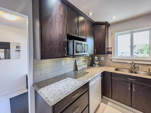 7-1555 Summit Drive, Kamloops, BC - Indoor Photo Showing Kitchen With Double Sink