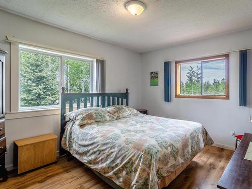 6777 Highway 24, Little Fort, BC - Indoor Photo Showing Bedroom