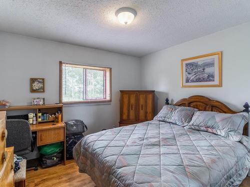 6777 Highway 24, Little Fort, BC - Indoor Photo Showing Bedroom