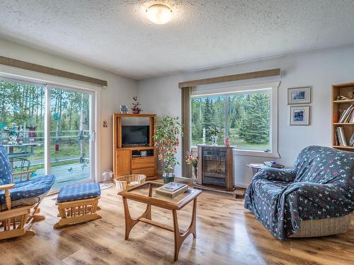 6777 Highway 24, Little Fort, BC - Indoor Photo Showing Living Room