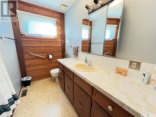 620 Griffin Street, Maple Creek, SK - Indoor Photo Showing Bathroom